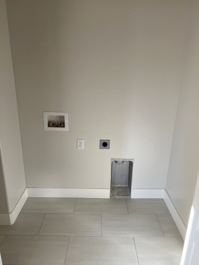 Building Photo - 3 Bedroom 2.5 Bathroom Townhome in Washington!