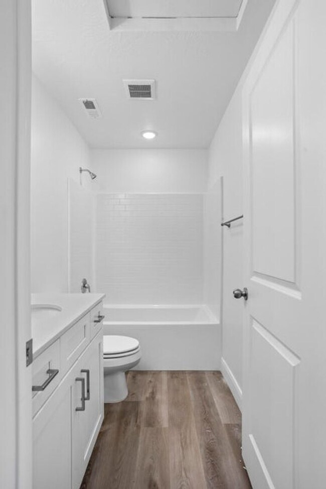 Building Photo - Beautiful 3 Bedroom Townhome in Desert Color. Internet Included!