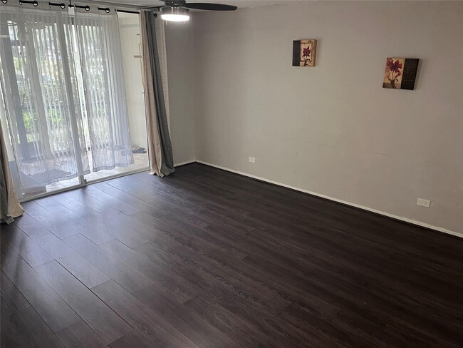 Building Photo - 3670 Inverrary Dr