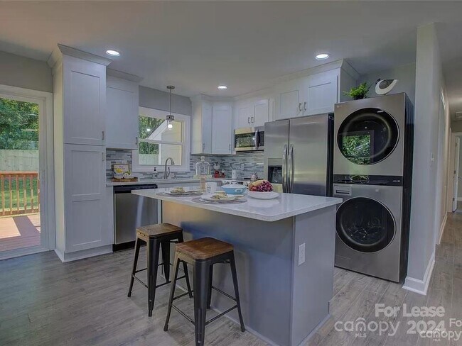 Building Photo - 1208 Fontana Ave