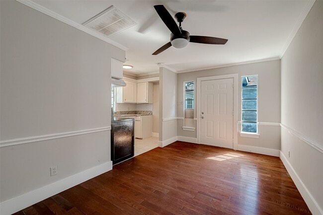 Building Photo - 5831 Annunciation St