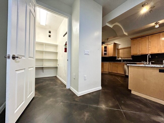 Building Photo - 1001 Pinzon St NW