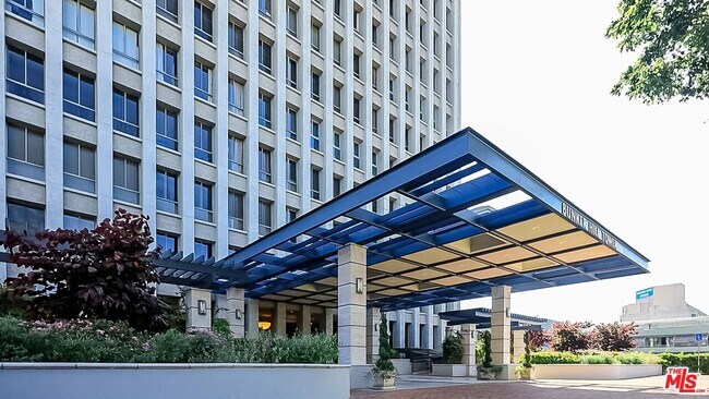 Building Photo - 800 W 1st St