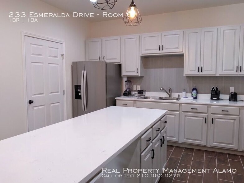 Building Photo - 233 Esmeralda Dr