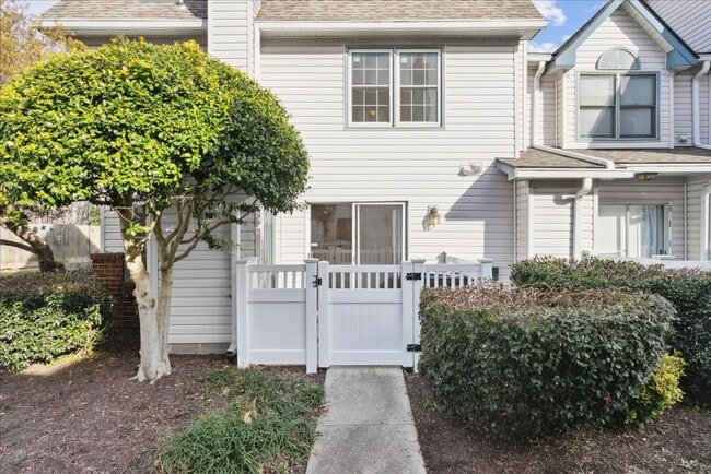 Building Photo - 27 F Tamarisk Quay