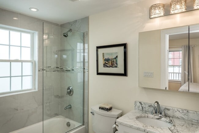 Building Photo - 143 Williams St