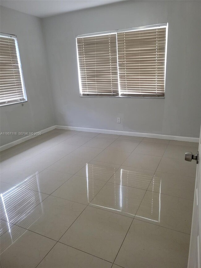 Building Photo - 1155 NE 113th St