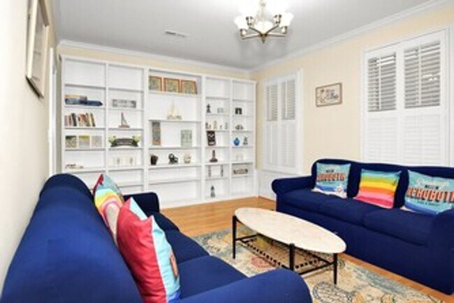 Building Photo - Furnished 3-bedroon townhouse end-unit for...