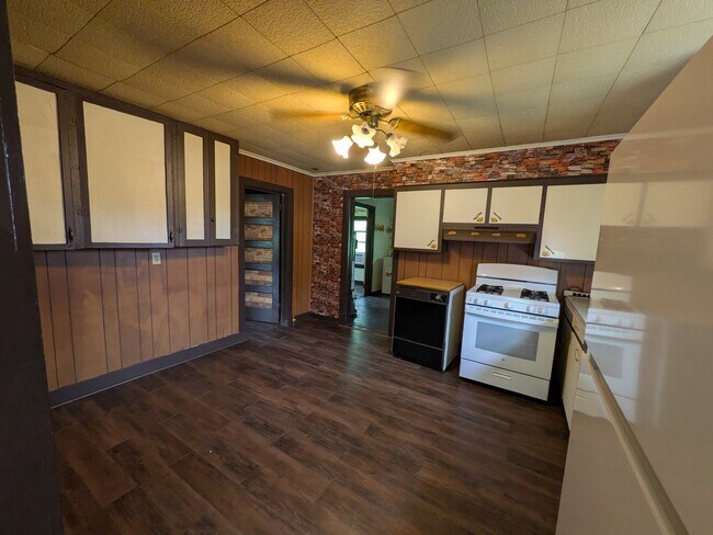 Building Photo - 405 S Skaggs Rd