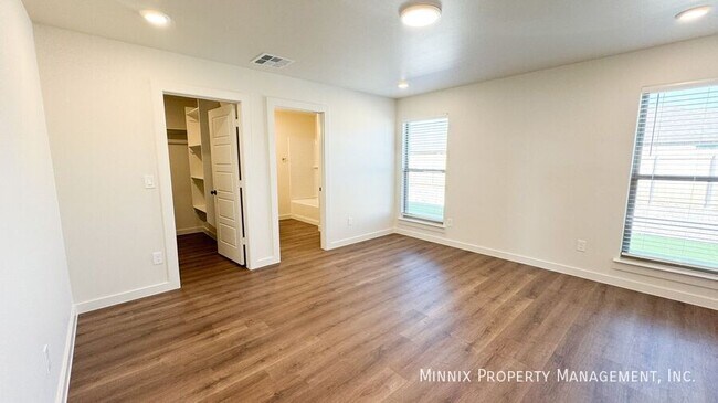 Building Photo - 2127 Langford Ave