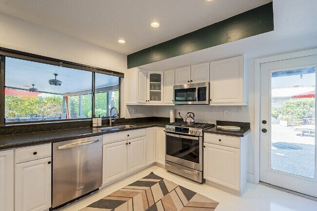 Building Photo - 10610 N 35th St