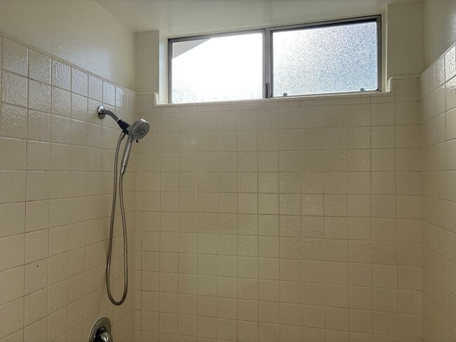 Building Photo - Spacious 5 bedroom 2 1/2 bathroom Westpark...