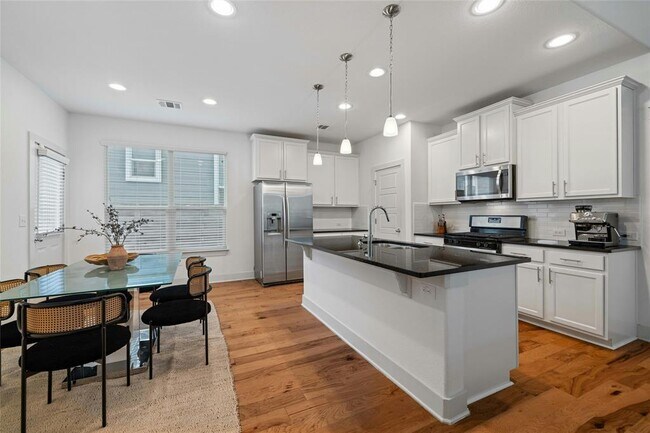 Building Photo - 2313 Capulet St