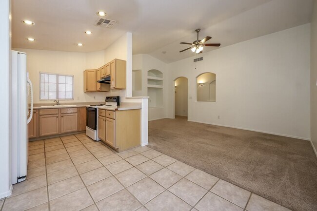 Building Photo - 8256 S Vía Del Forjador