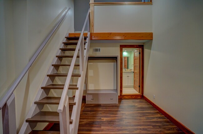 Building Photo - 1081 W 30th St