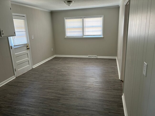 Building Photo - 3 bedroom, one bath house for rent