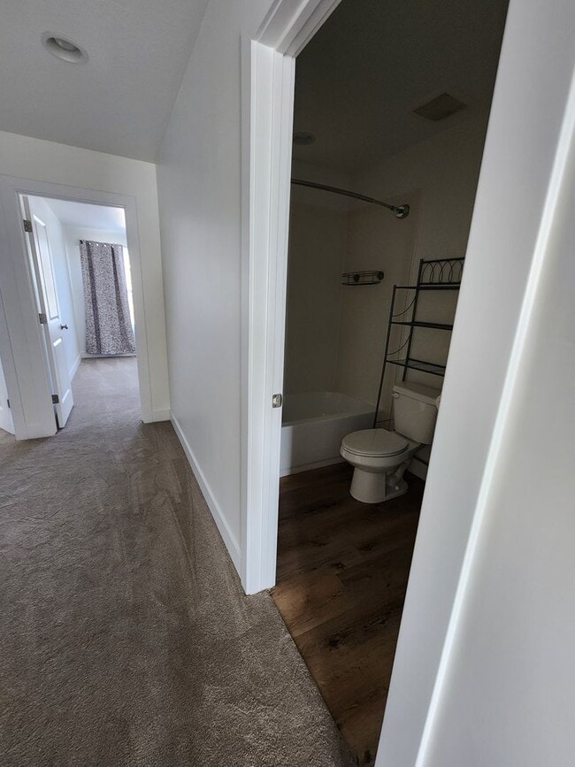 Building Photo - Beautiful Modern Townhome with Spacious La...