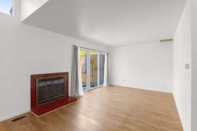 Building Photo - 2 Bedroom, 1.5 Bathroom Townhome-Style Condo in Tanasbrook, Near Tanasbourne!