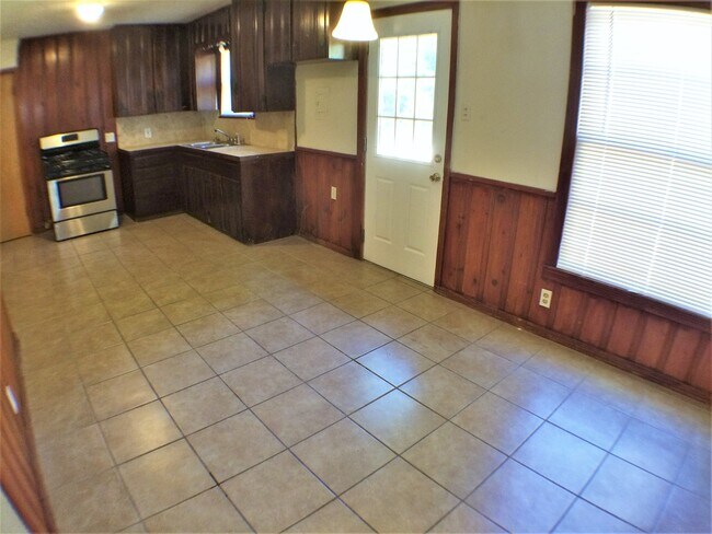 Building Photo - 4 Bed 2 Bath Home  w New Upgrades in Halto...