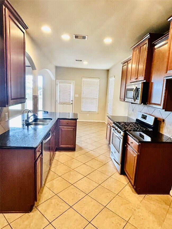 Building Photo - 4423 Fenetre Forest St