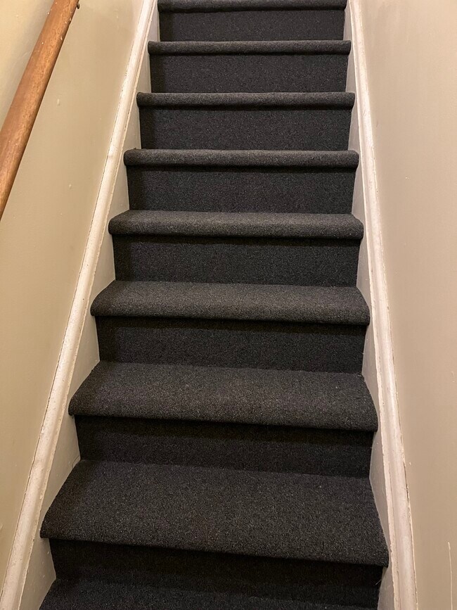 Building Photo - 975 Meriden Rd