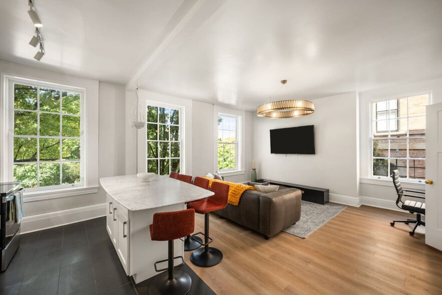 Primary Photo - 1326 Broadway