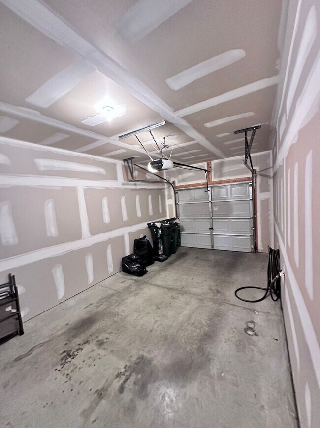 Building Photo - Charming 3 Bedroom Townhome in Palmyra