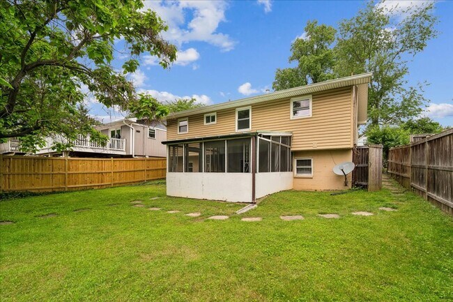 Building Photo - Remodeled in great location! 4 bedrooms 2 FB Walk to Metro