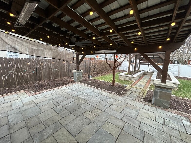 Building Photo - 1008 Lambeth Dr