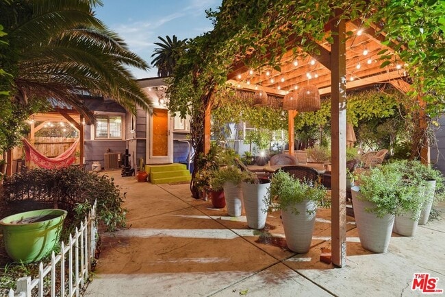 Building Photo - 1458 W 48th St