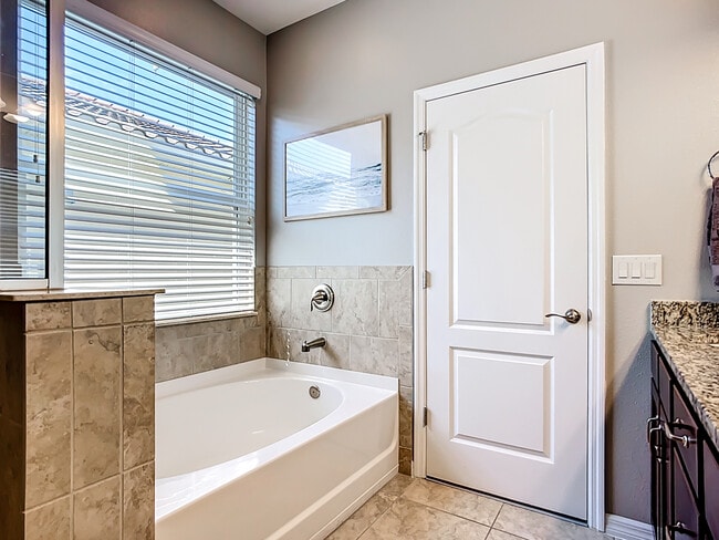 Building Photo - 3009 Esmeralda Dr