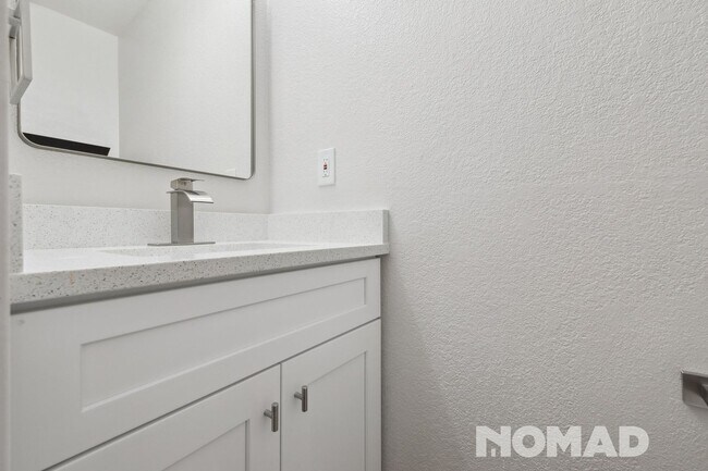 Building Photo - Charming 3BR Townhome in Centennial