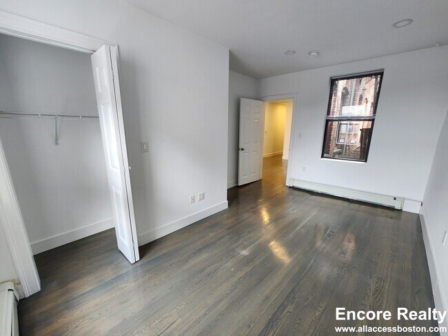 Building Photo - 44 Joy St