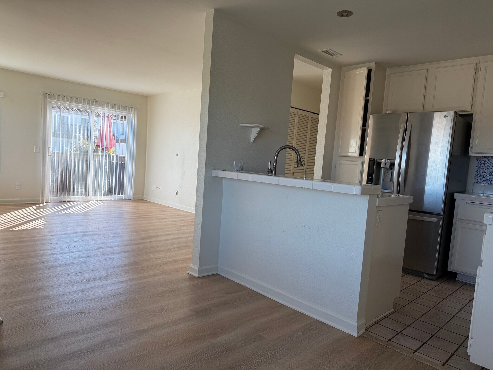 Building Photo - 870 S Rancho Santa Fe Rd