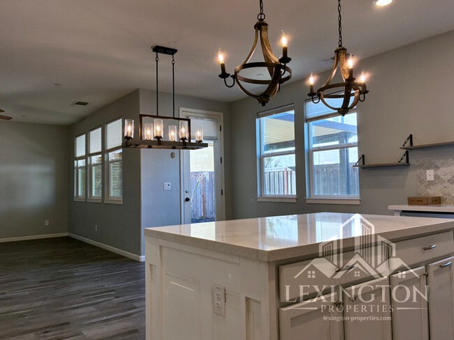 Building Photo - Elegant, 3BD/2.5BA, Sacramento Home in Nat...