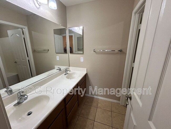 Building Photo - 17931 W Sunnyslope Ln
