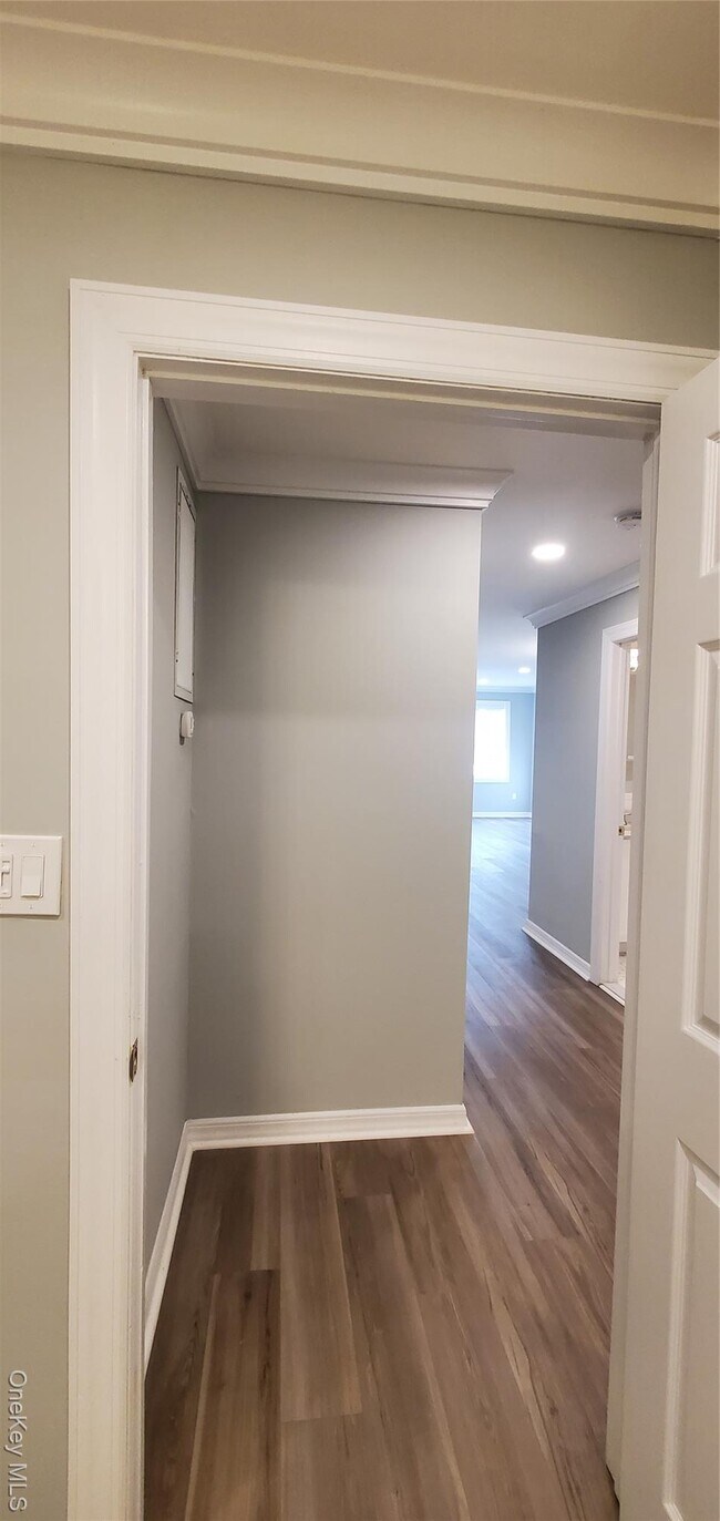 Building Photo - 81 Secatogue Ave