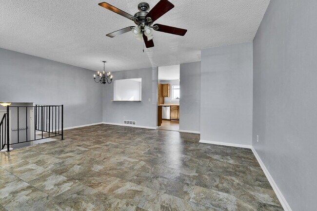 Building Photo - $2,540.95 with $300 off the first month's Rent- 4 Bedroom, 1.5 Bath, Single Family Home in Aurora...