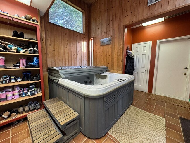 Building Photo - Fantastic 5 Bed 5.5 Bath Single Family Hom...