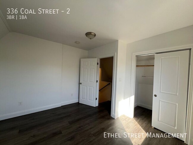 Building Photo - Spacious Newly Renovated 3 Bedroom Apartment