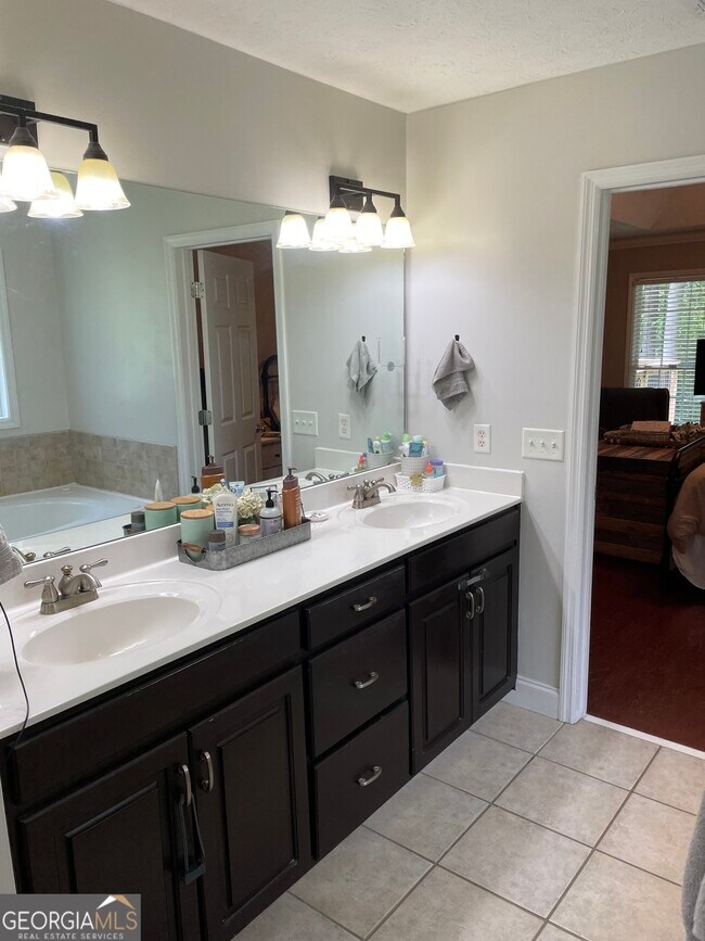 Building Photo - 453 Saddlebrook Trail
