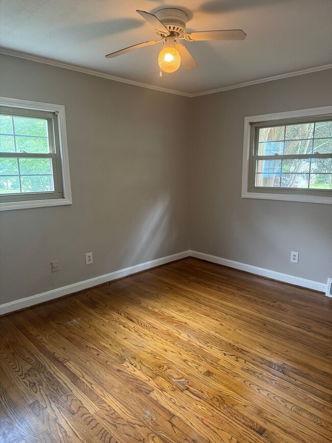 Building Photo - Updated 4 bedroom in Taylors