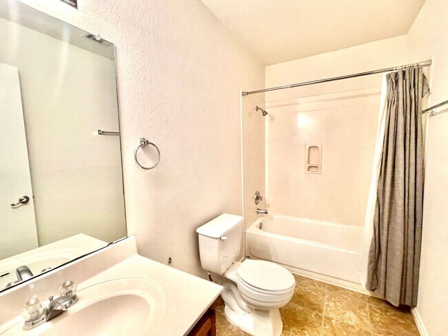 Building Photo - Home Near Southeast Downtown Austin and Ai...