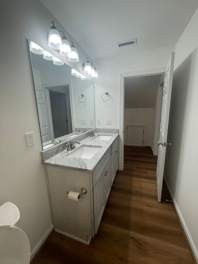 Building Photo - 350 Pinewood Cir