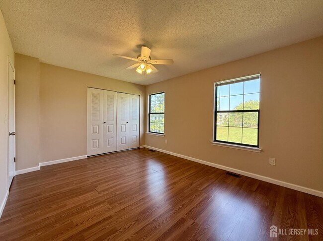 Building Photo - 250 Bromley Pl
