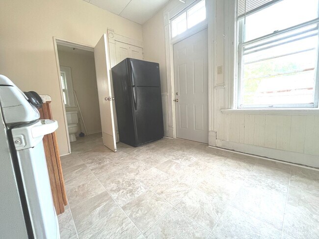 Interior Photo - 1710-14 Bradford