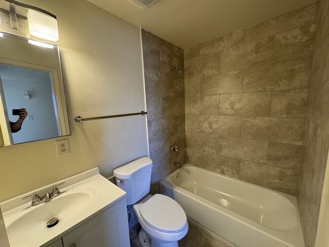 Building Photo - 7129 W Hazelwood St