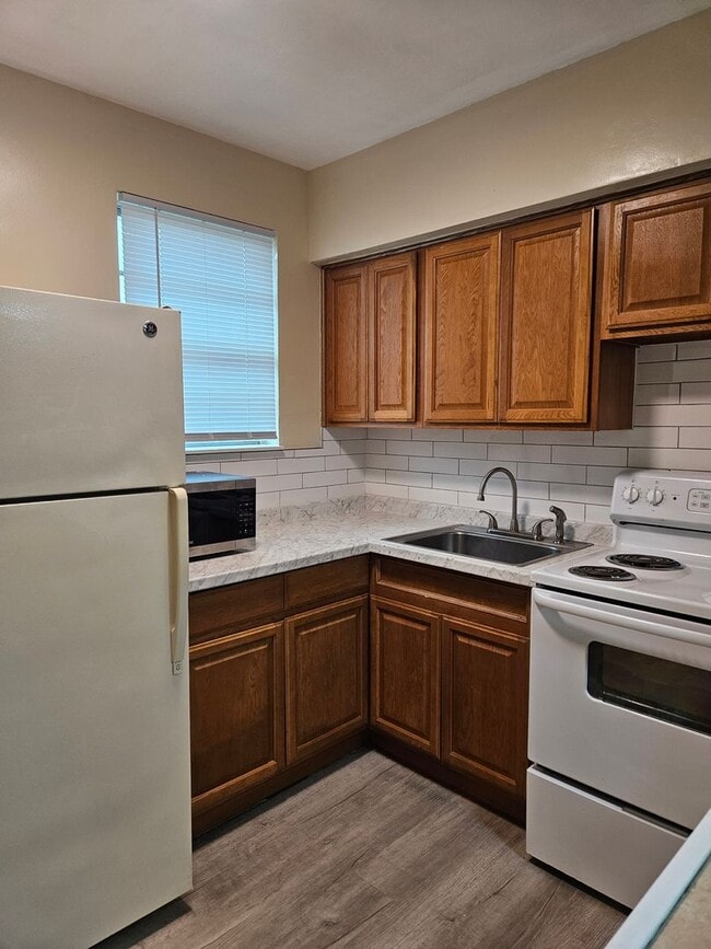Building Photo - 2 bedroom 1 bath apartment beach side
