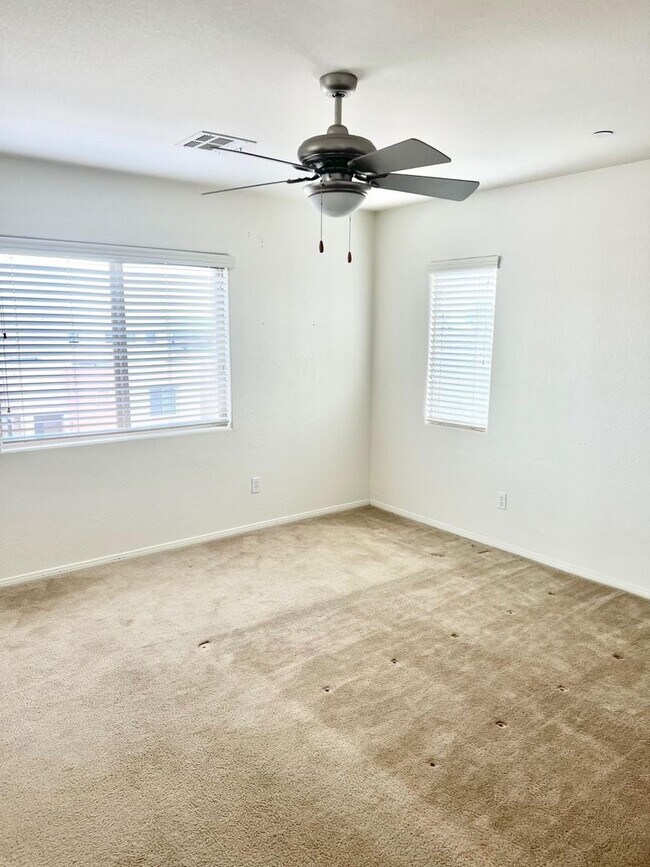 Building Photo - 3bd 3bth in gated community