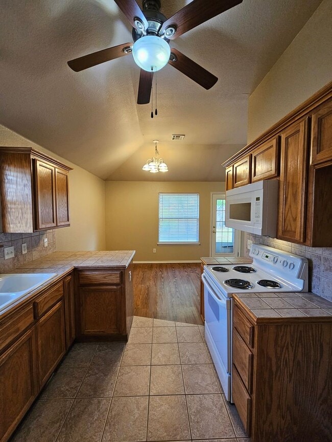 Building Photo - (3) Bed/(2) Bath in S Moore Avail NOW! Pet...